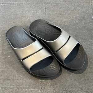OOFOS Men's Gray Slide Sandals